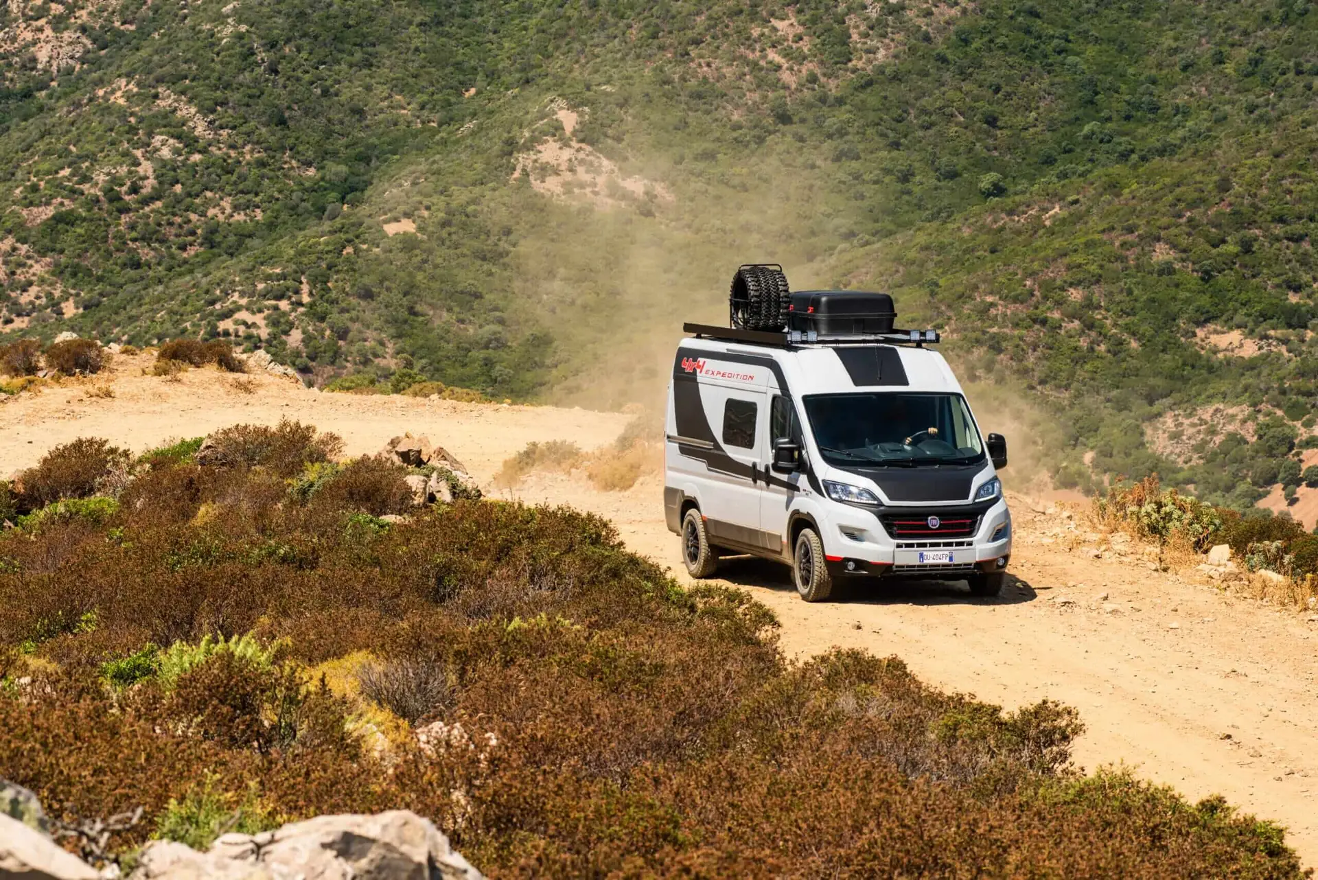 Fourgon aménagé Fiat Ducato 4x4 Expedition sur une piste de montagne avec suspensions renforcées Air Pro Suspension.